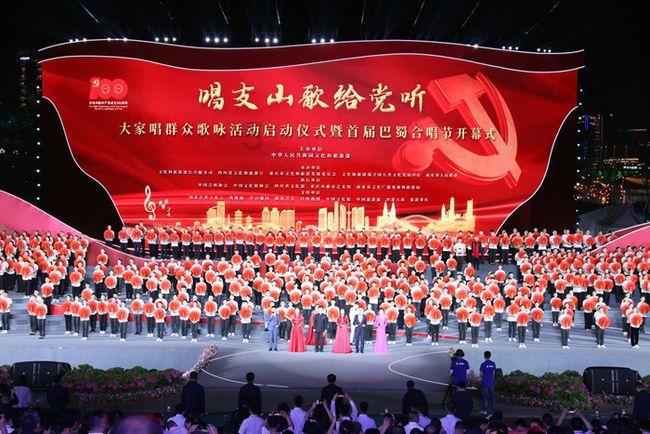 坎耶29岁妻子穿半透明雨衣出行,好身材若隐若现,似翻版卡戴珊